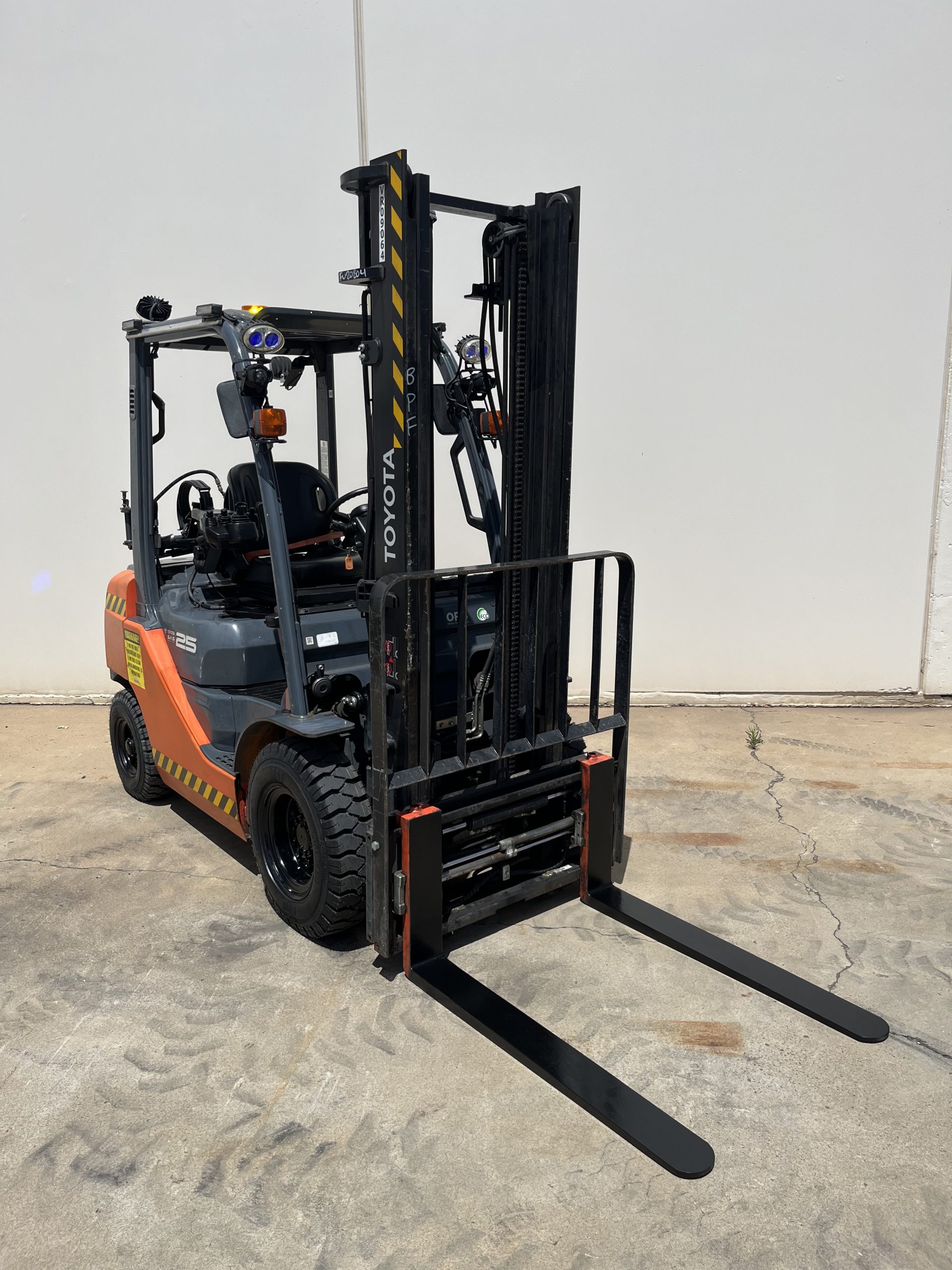 Used Toyota 2.5 Tonne Forklift - Image 2