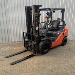 Toyota 2.5 Tonne Container Mast