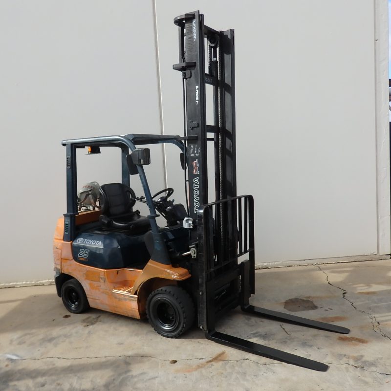 Used Toyota 2.5t Compact Forklift - Image 2